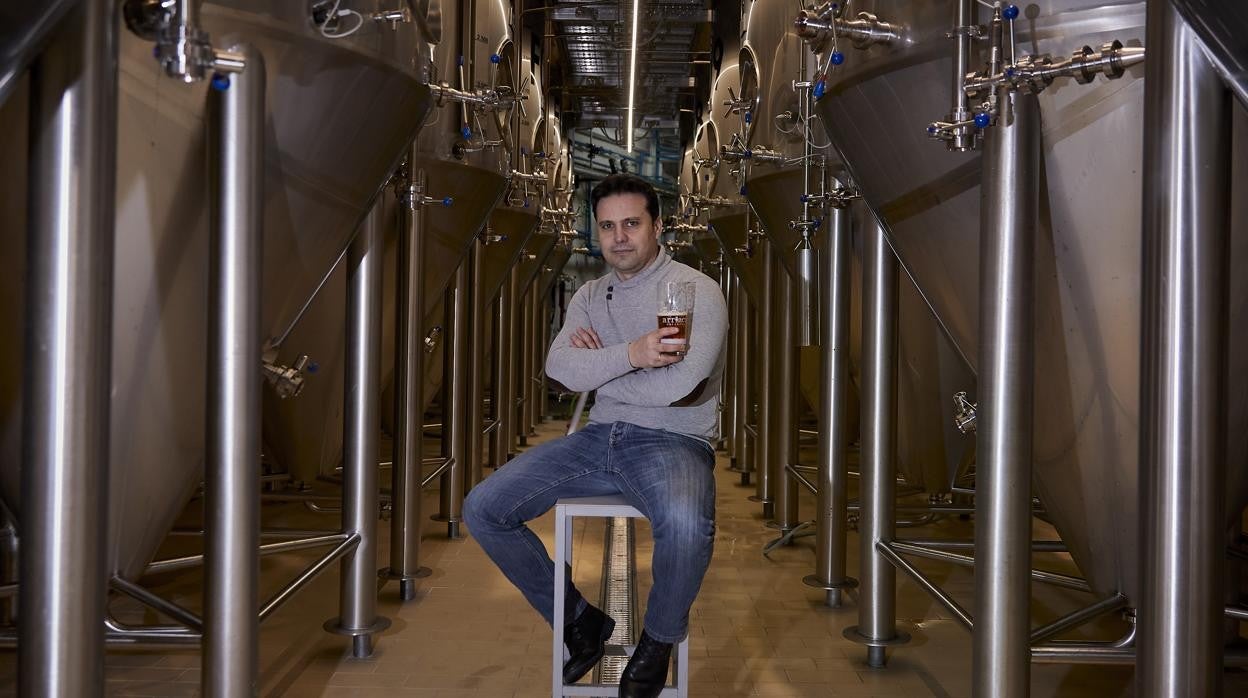 Jesús León, responsable de la cervecera artesanal Arriaca, de Yunquera de Henares (Guadalajara)