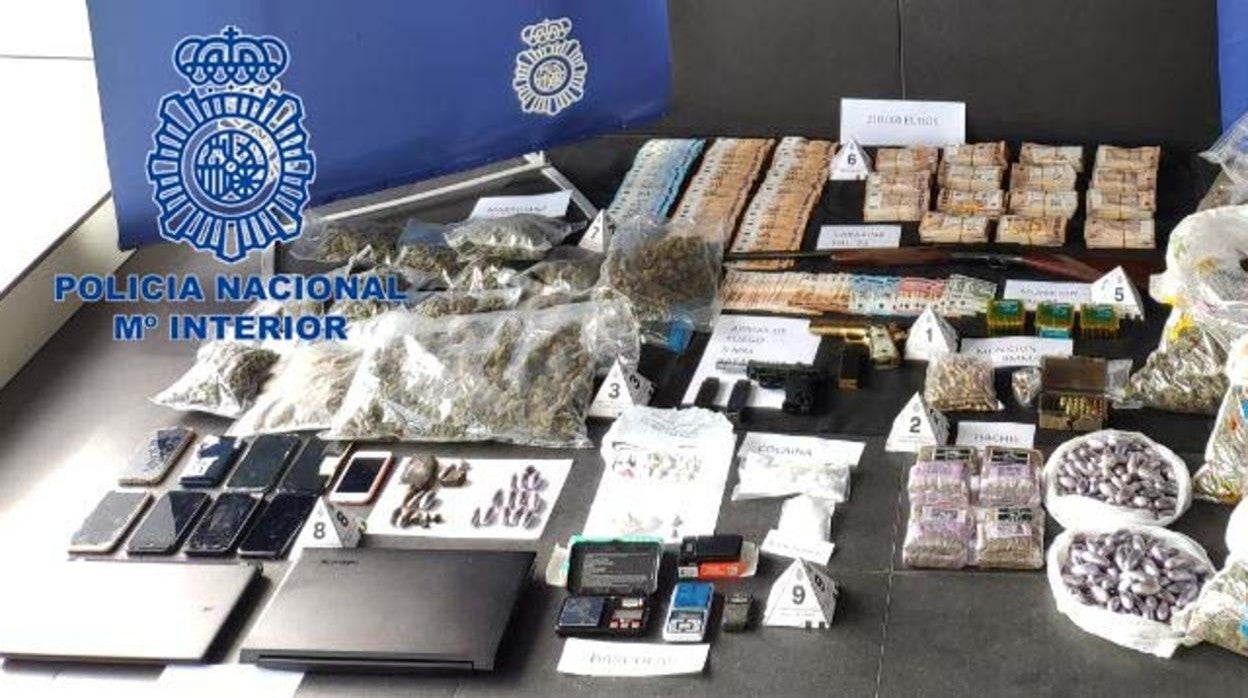 Dinero, drogas y armas incautadas a los detenidos