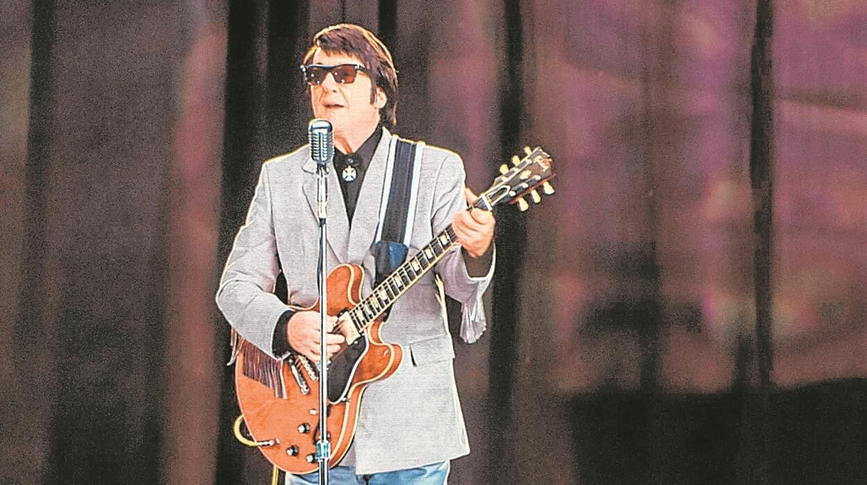El célebre artista Roy Orbison, durante un concierto