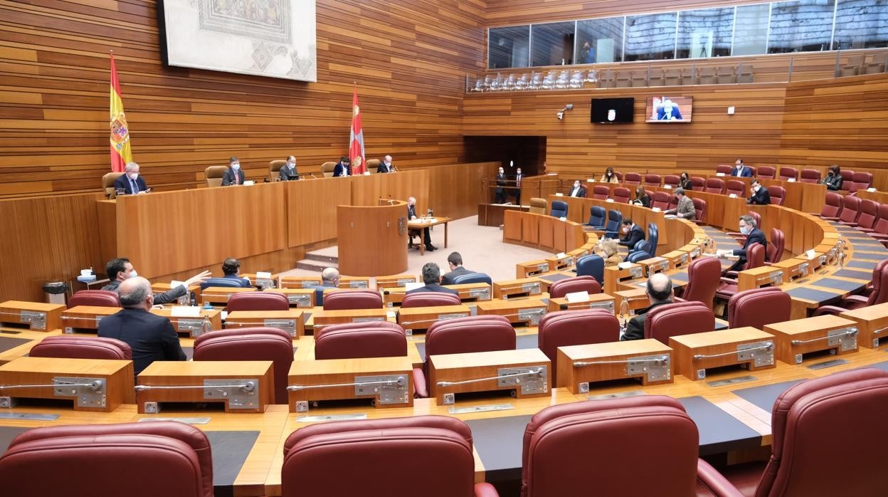 El hemiciclo de las Cortes de Castilla y León, con apenas procuradores este viernes