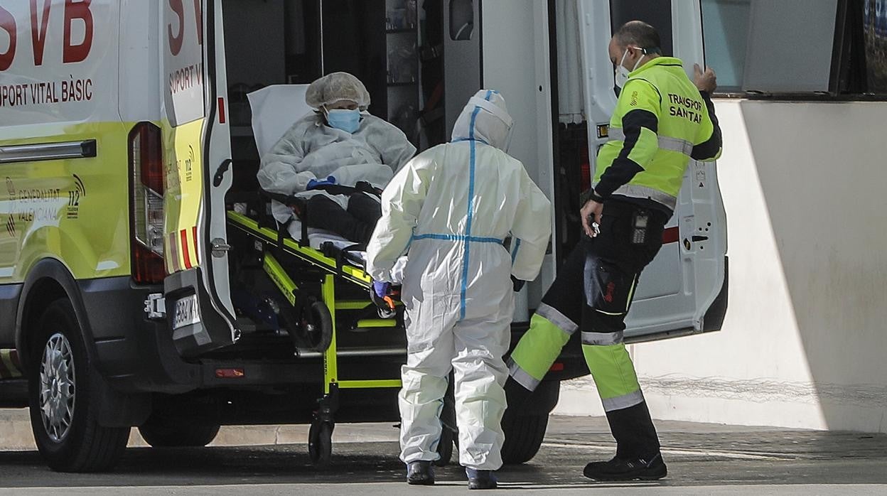 Imagen del traslado de un paciente con coronavirus al Hospital La Fe de Valencia