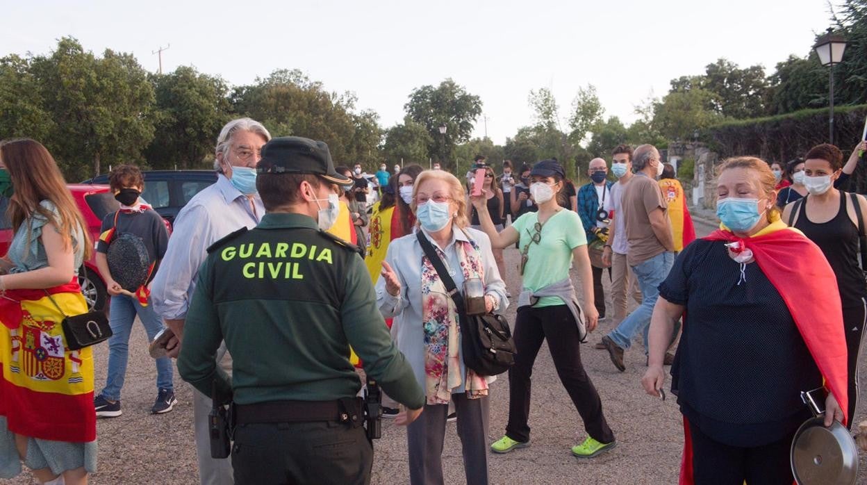 Protestas contra Pablo Iglesias frente a su casa de Galapagar