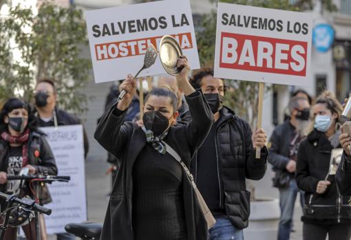 Imagen de una cacerolada por el cierre de la hostelería en Valencia