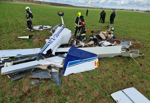 La avioneta, tras el impacto contra el suelo