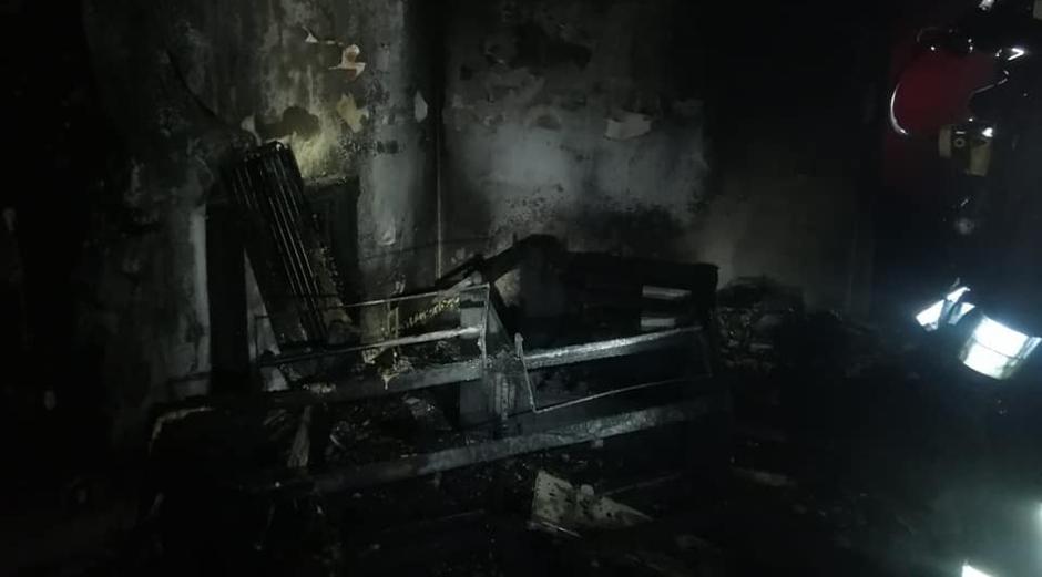 Tres policías salvan «in extremis» la vida de Rafael, un hombre de 67 años atrapado en el incendio de su piso