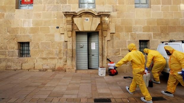 Un cura negacionista que oficia las misas sin mascarilla da positivo en coronavirus en Alicante