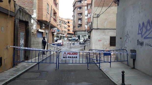 Cerrado el tránsito en la calle Carmen por el derrumbe del interior y la cubierta de un edificio