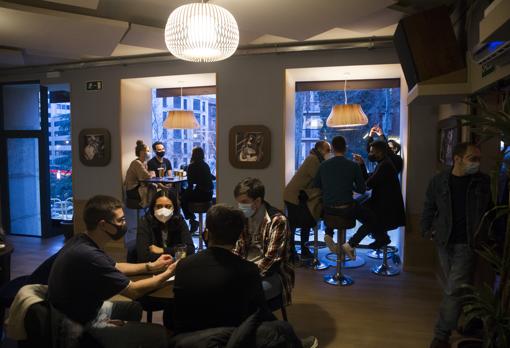 Clientes en la sala de conciertos Tempo de la capital
