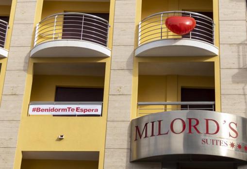 Un cartel con el mensaje desesperado de «Benidorm te espera» en un hotel del destino alicantino