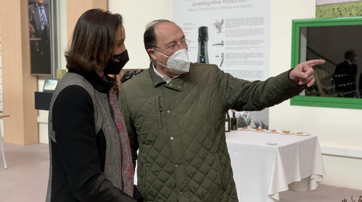 Reyes Maroto y Carlos Moro visitan las instalaciones de la bodega Emina en Medina del Campo (Valladolid)