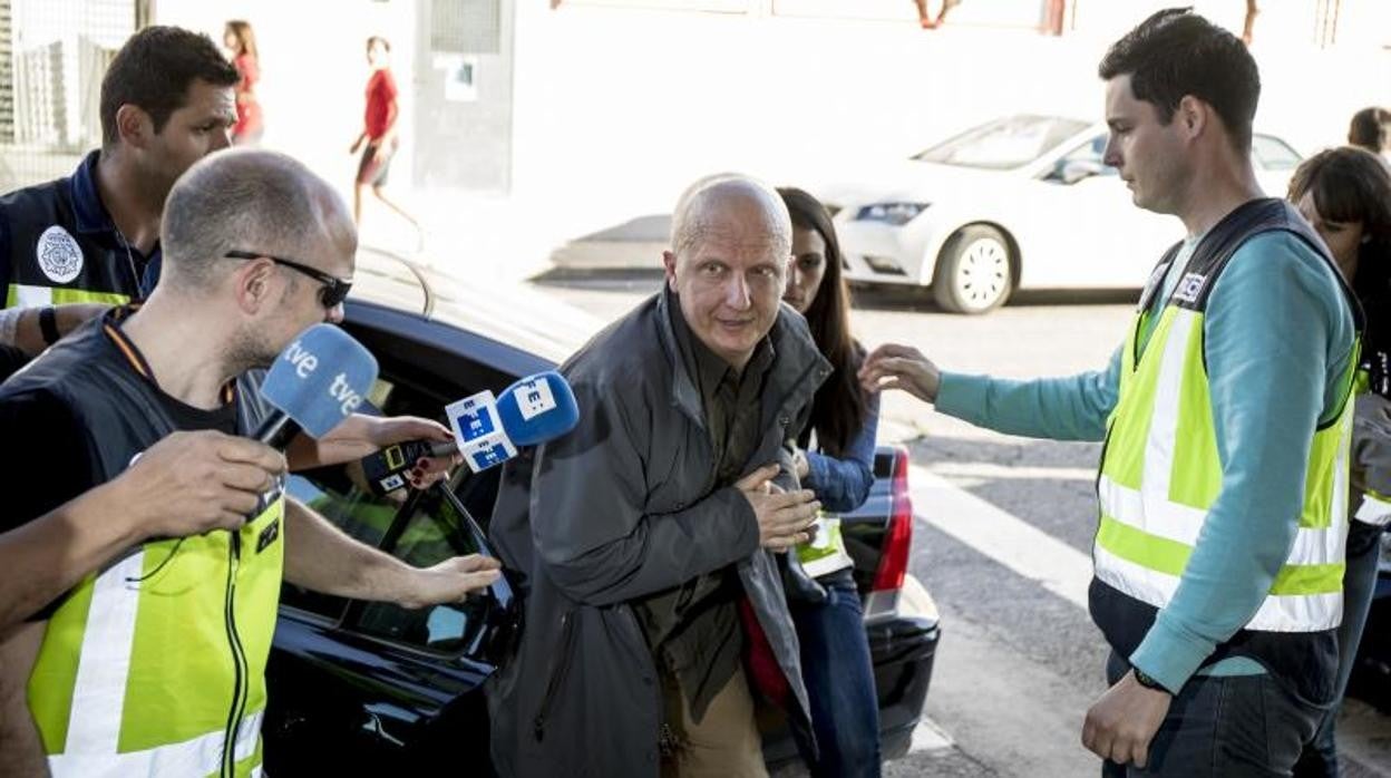 Paco Sanz, acusado de estafa, apropiación indebida y malversación de fondos, a su llegada a los juzgados de Liria (Valencia) en 2017