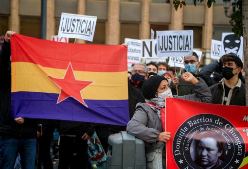 Manifestantes, ayer, en la plaza de Jacinto Benavente