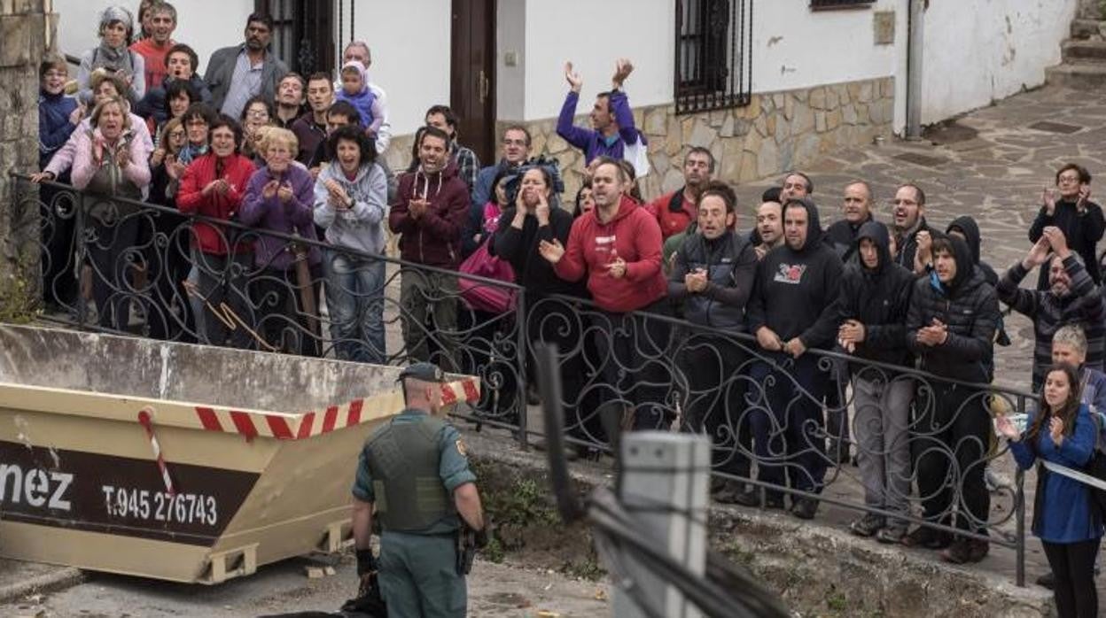 Imagen de la operación Lekanda contra el enaltecimiento en 2015 en la localidad vizcaína de Otxandio