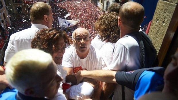 Imagen de Joxe Abaurrea en el forcejeo por sacar la ikurriña al balcón del Ayuntamiento de Pamplona.