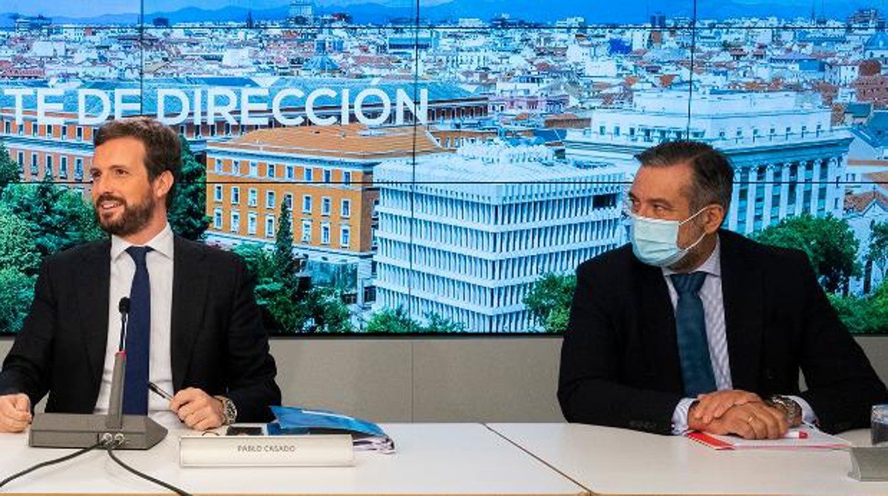 Pablo Casado y Enrique López, en una reunión del PP