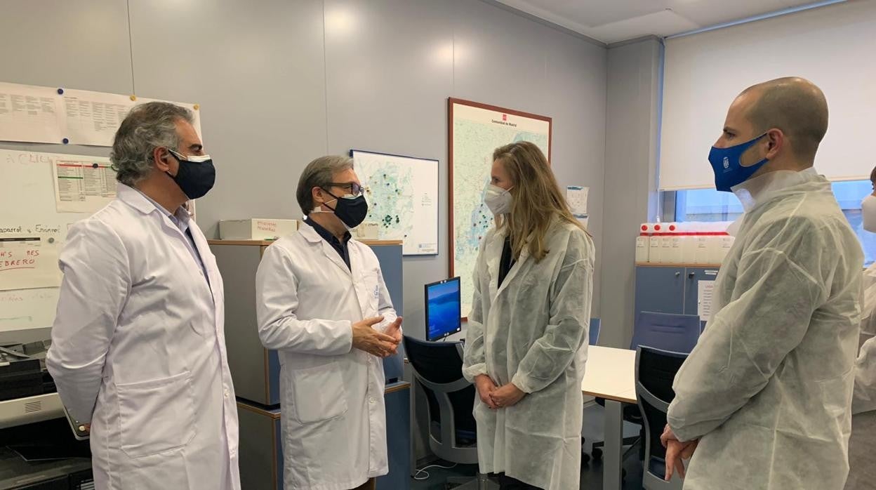 Paloma Martín, consejera de Medio Ambiente de la Comunidad de Madrid, en el laboratorio de genómica de Majadahonda con varios de sus responsables