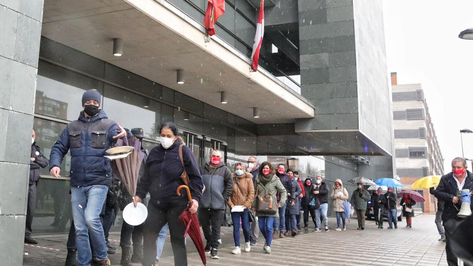 Vídeo: La hostelería escenifica su indignación por «hacerles pagar los platos rotos»
