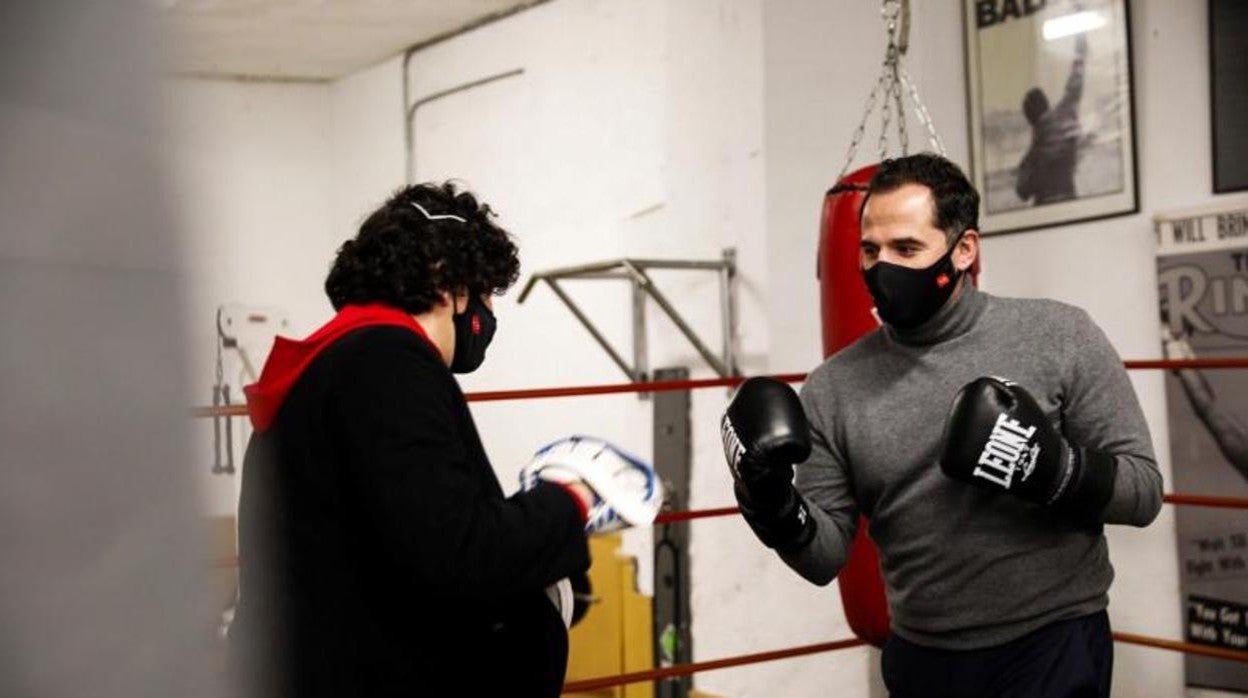 El vicepresidente Ignacio Aguado, durante una reciente visita a una escuela de boxeo en el barrio del Lucero