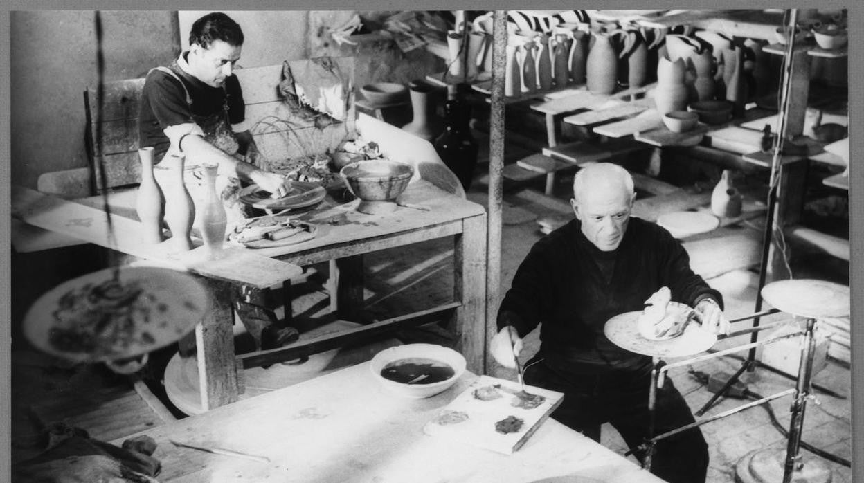 Sobre estas líneas, Pablo Picasso pintando un vaso en el taller de Madoura, en 1953