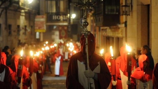 Los médicos piden «salvar vidas antes que la Semana Santa»