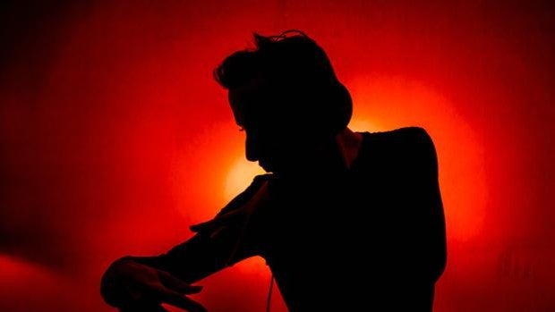 El cantante alicantino Dani Parreño presenta su «madurez» artística con «Vicio»