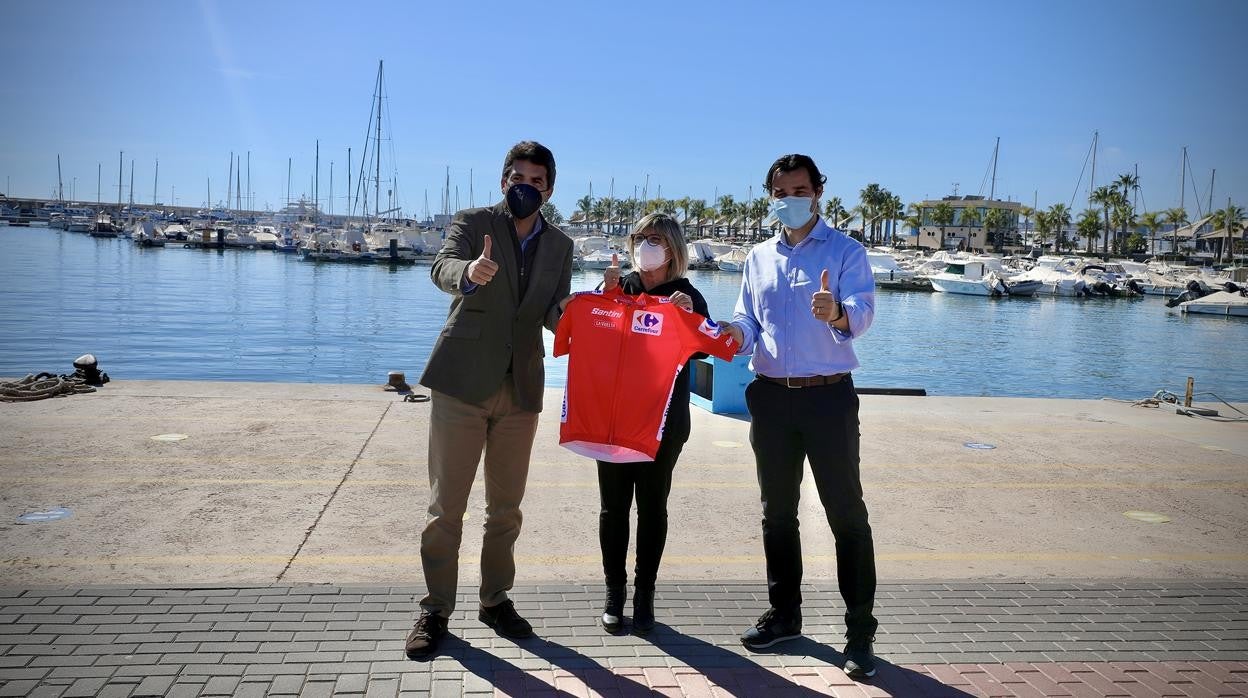 Carlos Mazón, Loreto Serrano y Eduardo Dolón, este jueves en Santa Pola, uno de los municipios por los que pasará la Vuelta Ciclista a España