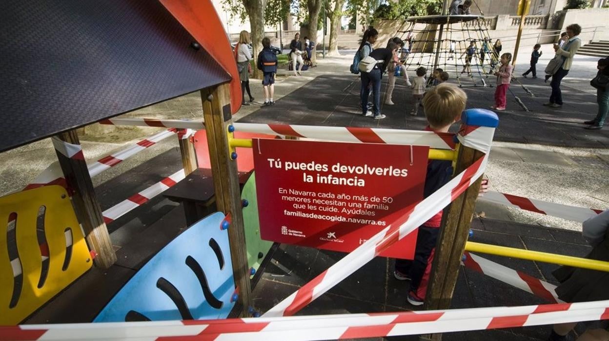 Imagen de un parque infantil semiprecintado.