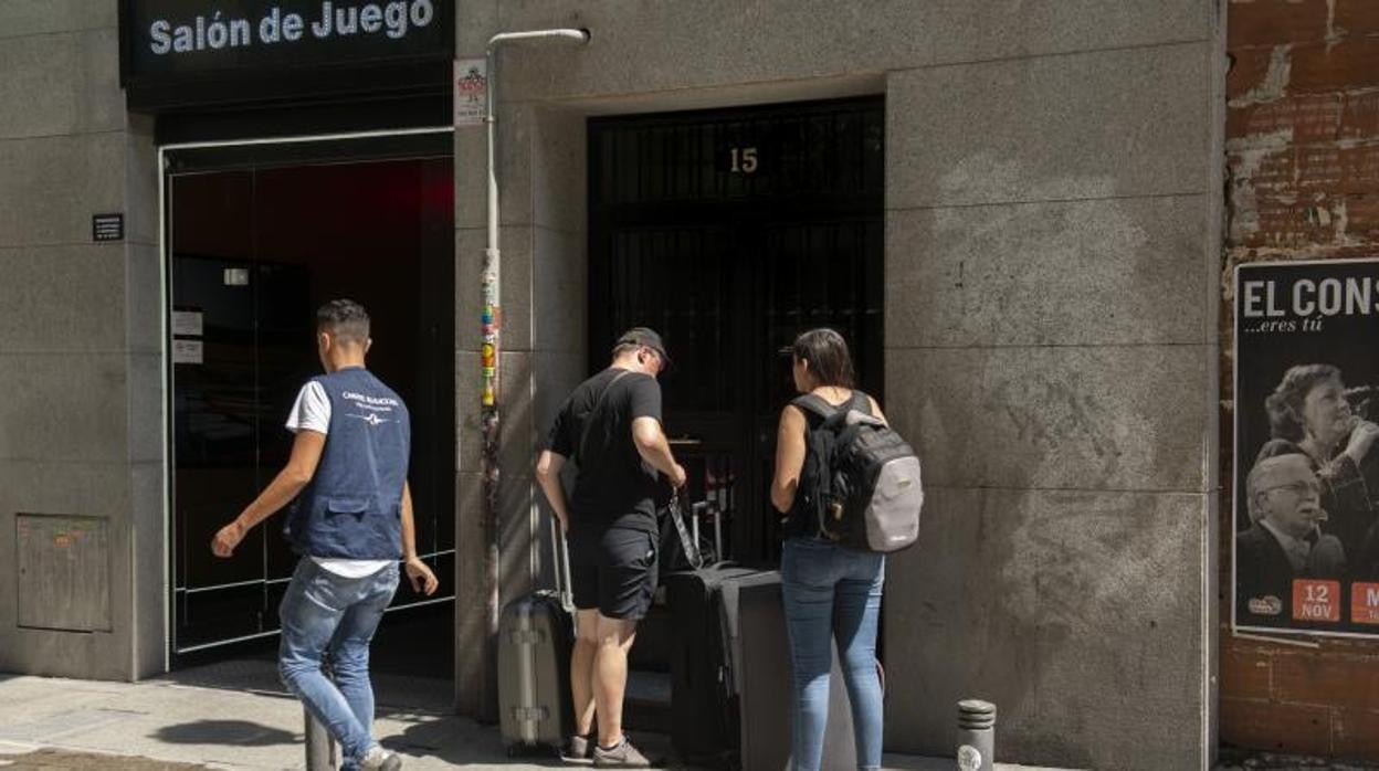 Varios viajeros acceden al bloque de la calle del Príncipe, 15 tomado por pisos turísticos