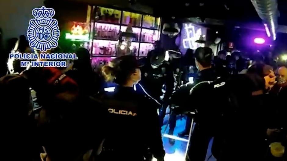 La Policía saca a más de 50 personas de un solo piso turístico en una fiesta ilegal en Sol