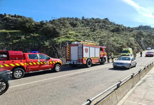 El camión de los bomberos en el puente de la Degollada