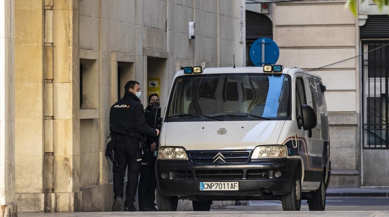 Imagen de agentes de la Policía Nacional en Alicante