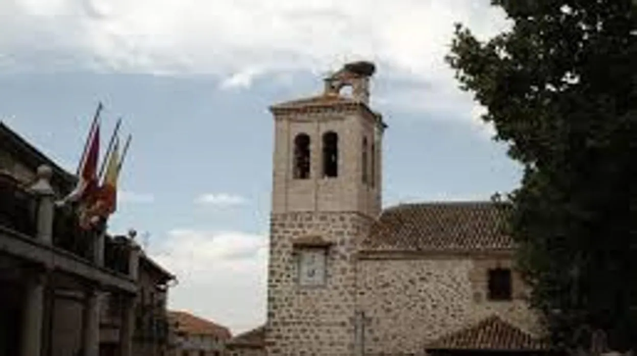Ayuntamiento de San Pablo de los Montes, junto a la iglesia
