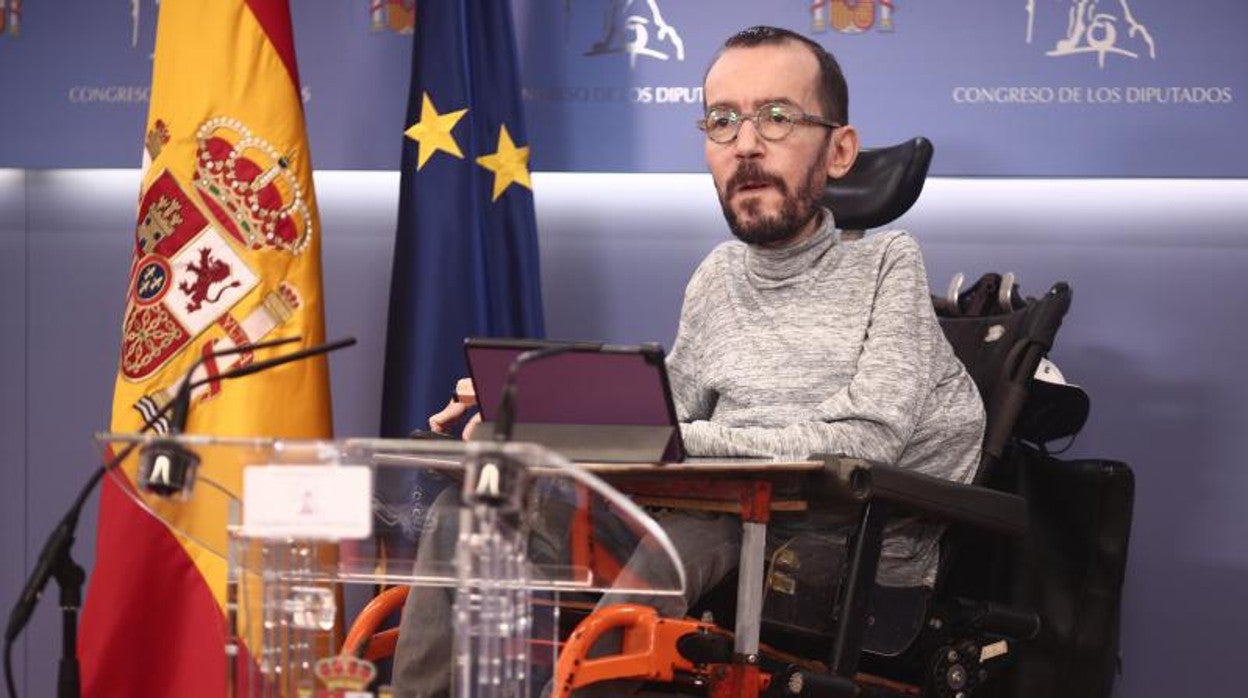 El portavoz parlamentario de Unidas Podemos, Pablo Echenique, interviene en una rueda de prensa convocada en el Congreso