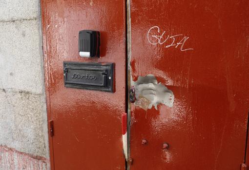 Puerta de entrada al sótano en el que se celebró la fiesta