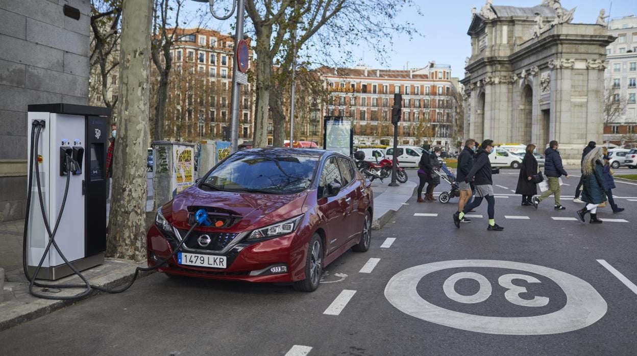 Un coche eléctrico se recarga en uno de los puntos instalados en la capital