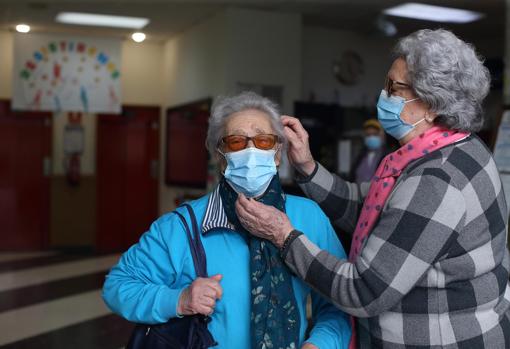 Una usuaria ayuda a otra a arreglarse en Campolongo (Pontevedra)