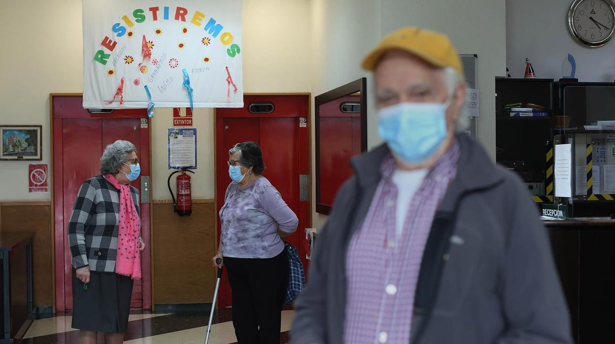 Usuarios de la residencia Porta do Camiño, en Santiago, hablando entre ellos con las medidas de seguridad pertinentes