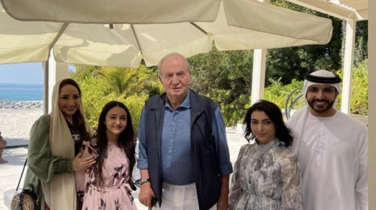Don Juan Carlos con el piloto Khaled Al Qubaisi, su mujer y sus dos hijas