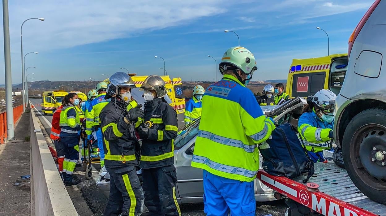 Efectivos de emergencias en el lugar del siniestro