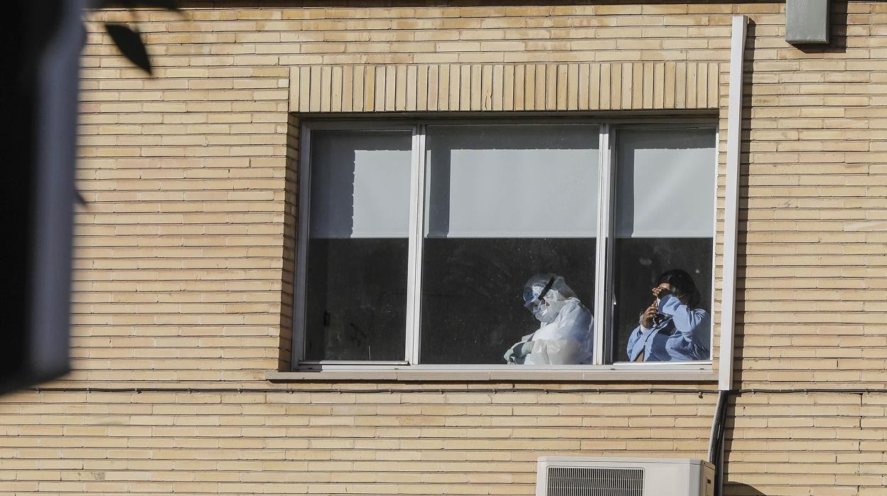 Imagen de un sanitario protegido contra el coronavirus en el antiguo hospital La Fe de Valencia