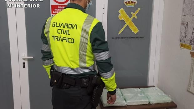 Detienen a una pareja con seis kilos de cocaína en un vehículo que circulaba en zigzag por la autovía en Chiva