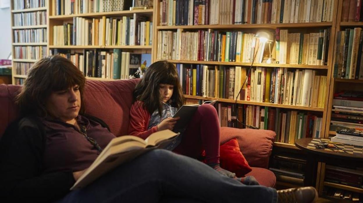 Escena familiar de lectura, en una imagen de archivo, durante el confinamiento en Madrid