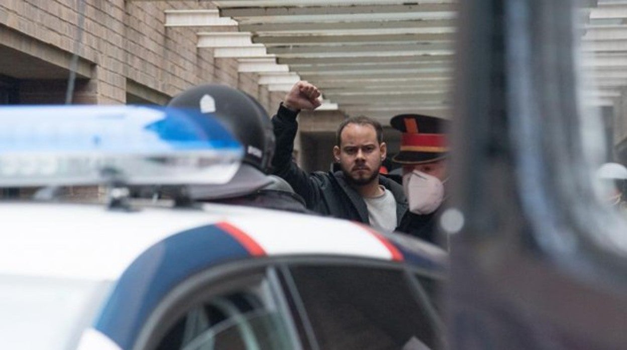 Vídeo: Los Mossos detienen al rapero Hasél