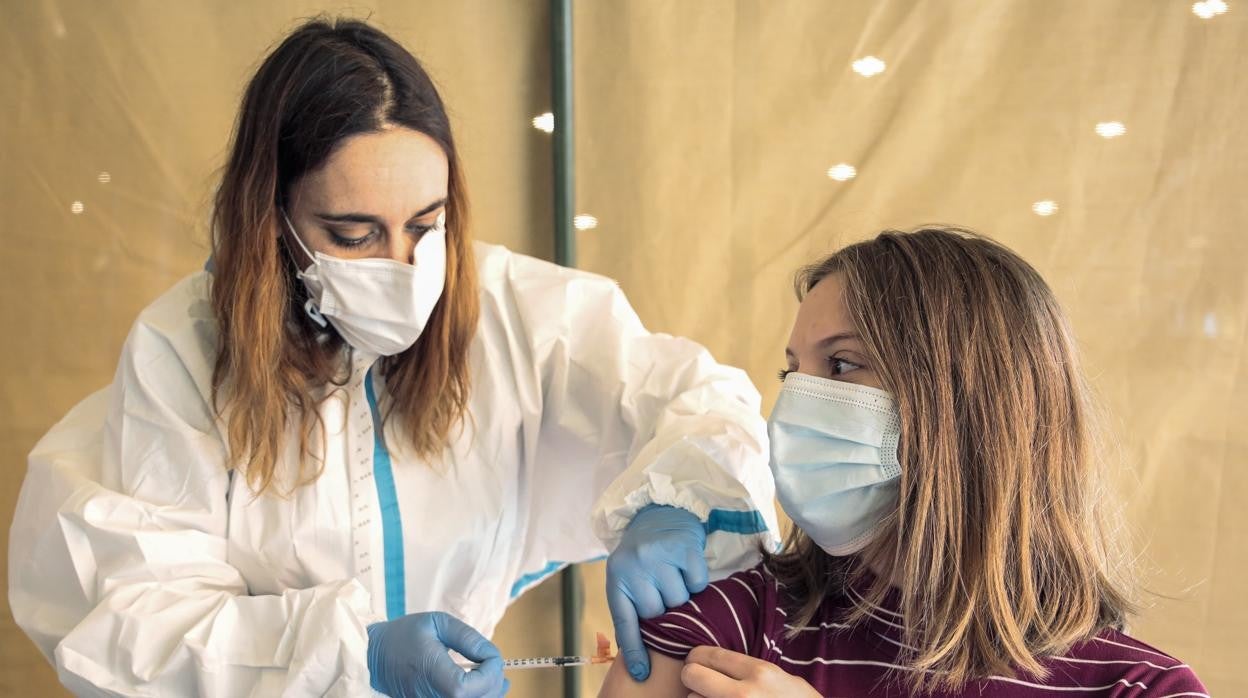 Inicio de la vacunación a estudiantes sanitarios, médicos y odontólogos con dosis de AstraZéneca en el Palacio de Exposiciones y Congresos de León