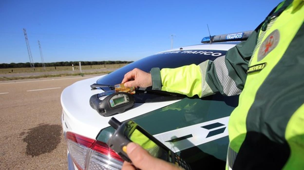 Policía efectuando un control de velocidad