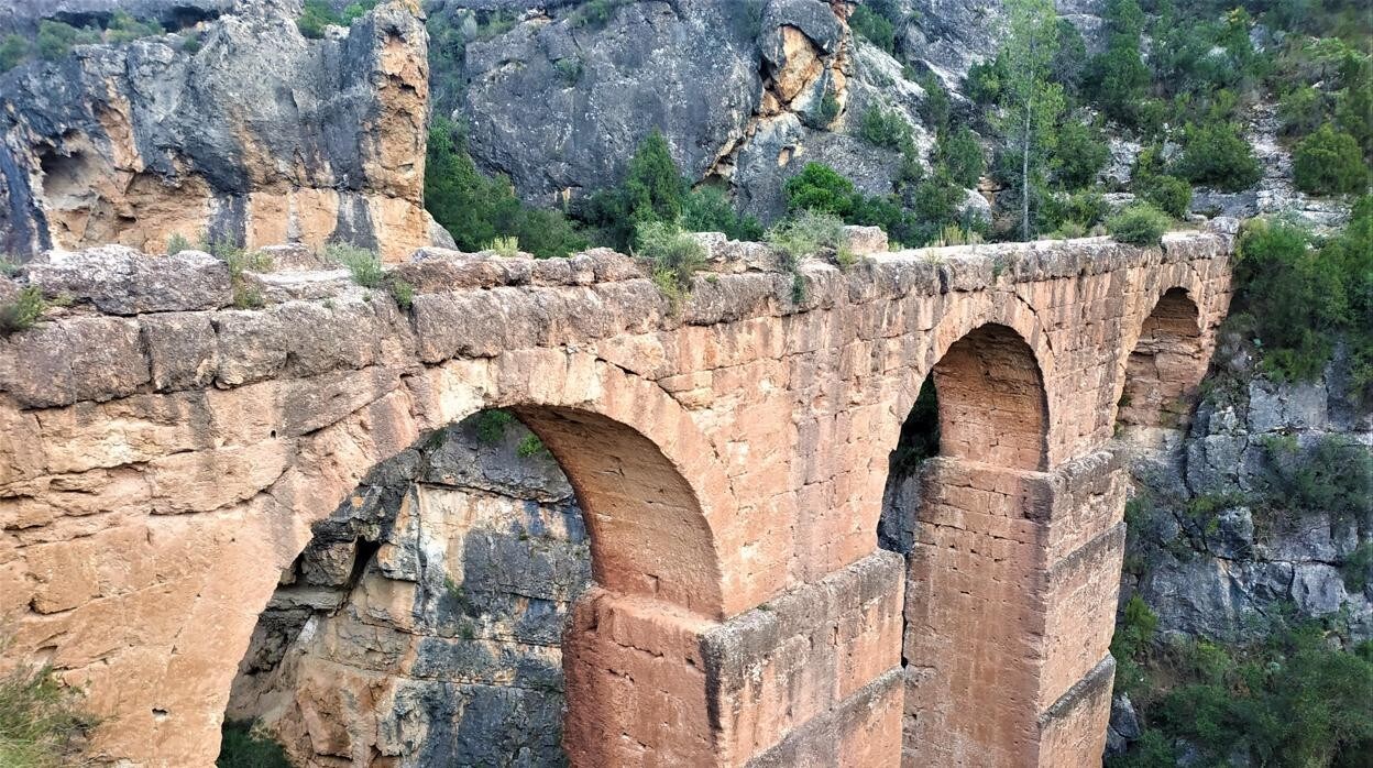 Imagen del acueducto de la Peña Cortada de Calles (Valencia)