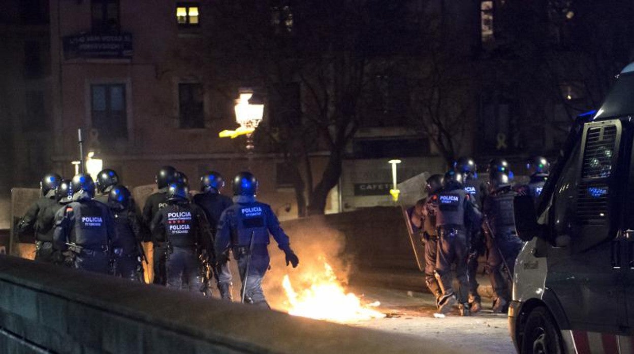 Agentes de los Mossos d'Esquadra, la noche del miércoles en Gerona