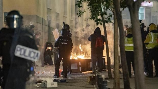 Ayuso y Almeida exigen a Sánchez que destituya a Iglesias por «alentar a los que dinamitan la convivencia»