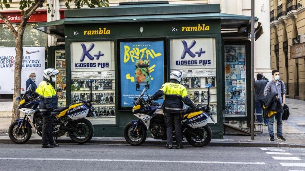 Dos policías locales de Alicante en labores de vigilancia en la Rambla