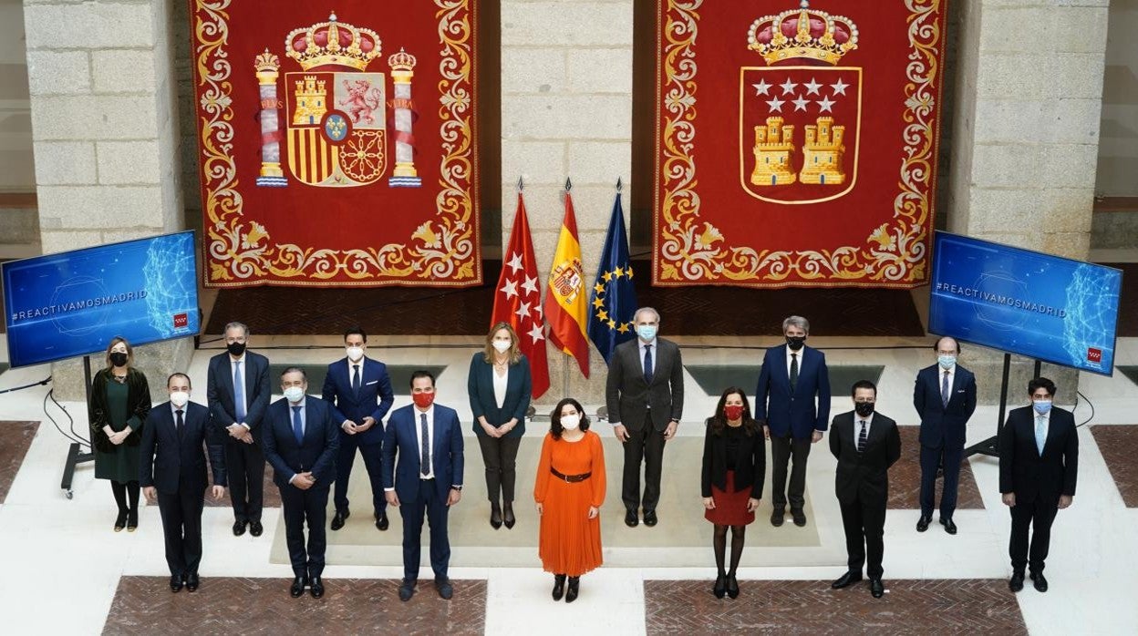 Díaz Ayuso con todo su gobierno, tras presentar el Plan de Recuperación